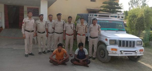 ढाई टन कोयला के साथ 2 पकड़ाए, पिकअप जब्त