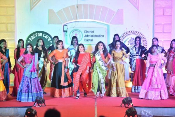 ओपन माइक और फैशन शो में दिखी बस्तर की प्रतिभा