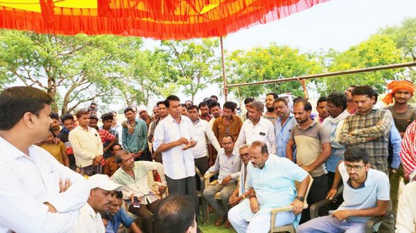 सडक़ हादसे में ग्रामीण की मौत, मुआवजा व नौकरी की मांग को लेकर प्रदर्शन