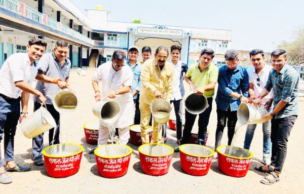 डाकलिया ने पानी भरकर कोटना वितरण का किया शुभारंभ