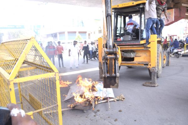 महंगाई पुतले पर एनएसयूआई ने चलाया बुलडोजर
