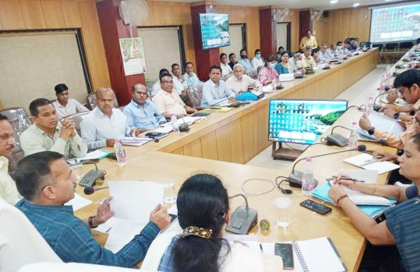 मूलभूत सुविधाओं के संबंध में कलेक्टर ने ली जानकारी