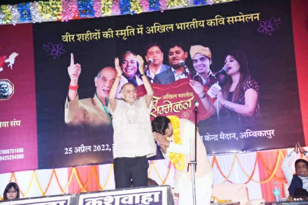 मैं केशव का पाच्चजन्य हूँ गहन मौन में खोया हूँ, उन बेटों की याद कहानी लिखते-लिखते रोया हूँ...