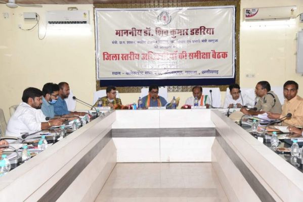 योजनाओं का बेहतर क्रियान्वयन कर लोगों तक पहुंचाएं लाभ - डॉ. डहरिया