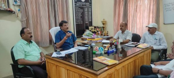 विद्यालयों में प्रवेश की प्रगति समेत कई मुद्दों पर चर्चा