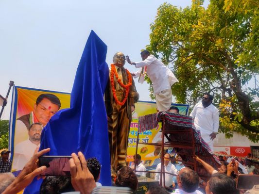 लखमा ने किया अंबेडकर की प्रतिमा का अनावरण