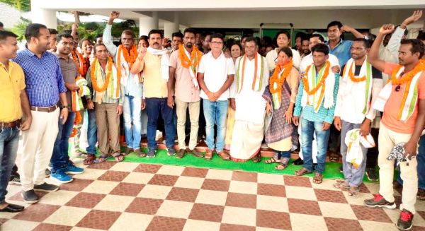 भाजपा समर्थित सरपंच सहित नौ कांग्रेस में शामिल