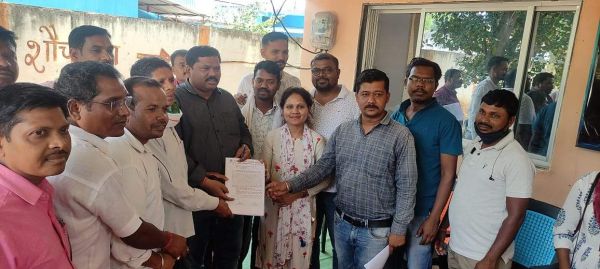 मांगों को ले हड़ताली मनरेगा कर्मियों ने विधायक को सौंपा ज्ञापन