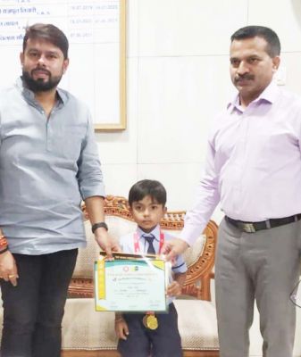 विधायक एवं कलेक्टर ने की छात्र विनायक की सराहना