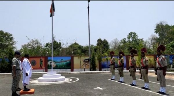 प्रभारी मंत्री को गार्ड ऑफ ऑनर