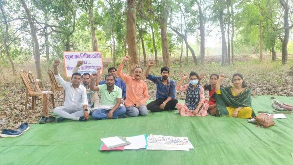 वन लिपिक बेमुद्दत हड़ताल पर