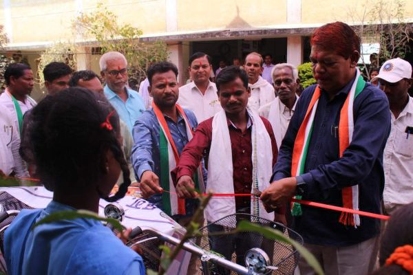 घर से स्कूल की अधिक दूरी छात्राओं की राह में नहीं बनेगी बाधा-चंदन