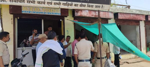दुकान में अवैध कब्जा, निगम ने लगाया ताला