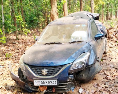 पेड़ से जा टकराई कार, एक घायल