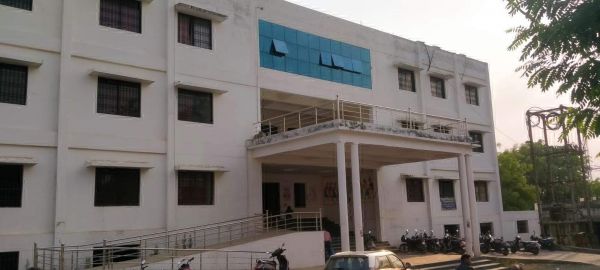 करोड़ों की कंपोजिट बिल्डिंग में पेयजल के लिए तरस रहे लोग