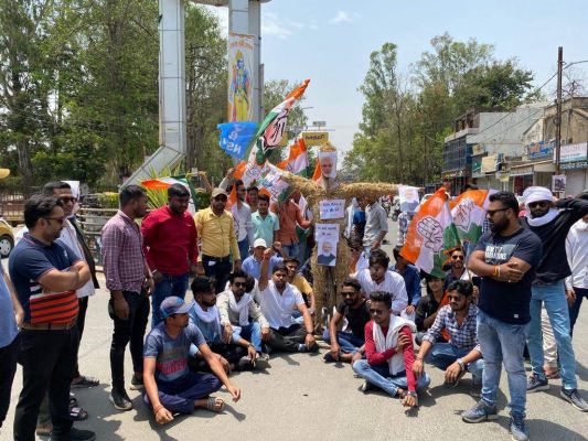 पेट्रोल-डीजल व गैस सिलेंडर के दाम बढ़े, विरोध में प्रदर्शन, फूंका पुतला