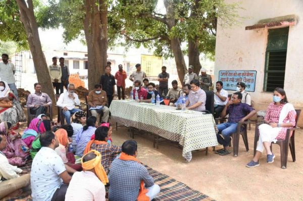 प्रभारी सचिव ने गुमगराकला-सानीबर्रा के ग्रामीणों की सुनी समस्याएं