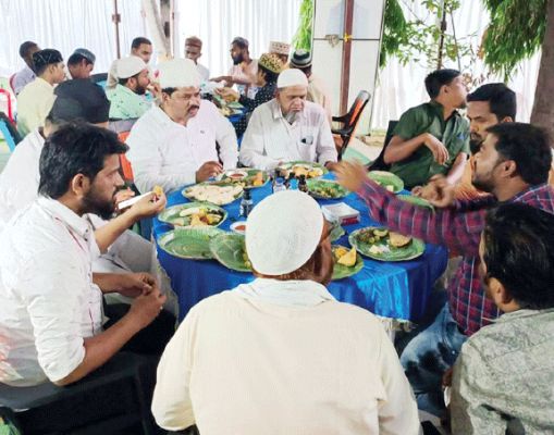 विधायक संतराम ने दी इफ्तार पार्टी