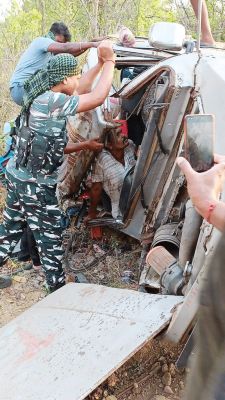 2 गाडिय़ों में टक्कर, 4 घायल, सीआरपीएफ के जवानों ने घायलों को अस्पताल भेजा