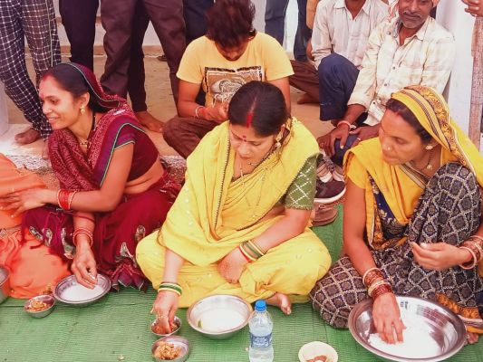 सियासतदानों ने चटखारे लेकर तो कलेक्टर-एसपी ने पारंपरिक खानपान का संदेश देते खाए बोरे बासी और चटनी-प्याज