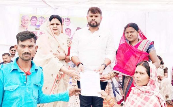 350 गरीब परिवारों के आवास निर्माण का सपना पूरा, विधायक ने बांटा भवन अनुज्ञा पत्र
