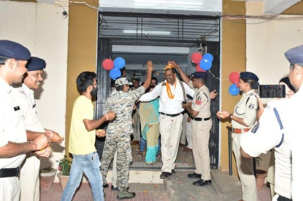 सेवानिवृत्ति पर उपनिरीक्षक को दी  विदाई, बरसाये फूल