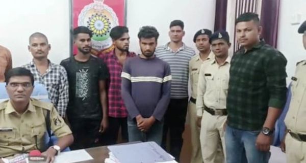 पेड़ पर लटकाने के बाद छूटने पर दौड़ा-दौड़ा कर भी पीटा गया था, नाबालिग सहित पांच गिरफ्तार