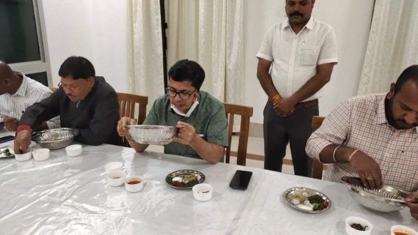 कलेक्टर समेत अफसरों ने बोरे बासी खाया