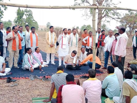 न पेड़ कटने देंगे न गांव को उजडऩे देंगे-ग्रामीण