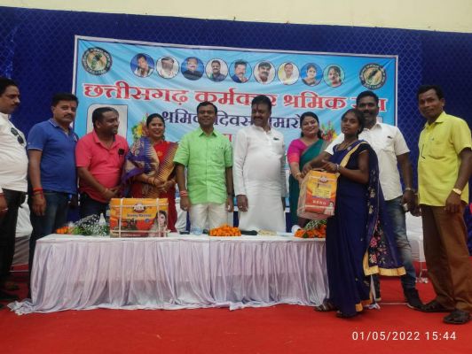 श्रम शक्ति में वह ताकत है जो फौलाद को भी पिघला कर आकार देता है - दीपक