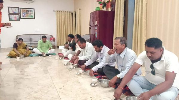 सिहावा विधायक ने कांग्रेस कार्यकर्ताओं संग बासी चटनी एवं मडिय़ा पेज खाया