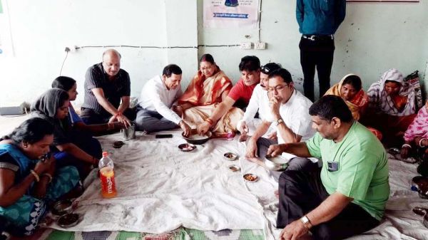 श्रमिक दिवस के उपलक्ष्य में जिलावासियों ने खाया बोरे बासी