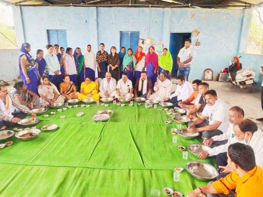 स्वच्छता बहनों के साथ बोरे बासी खाकर मनाया श्रमिक दिवस