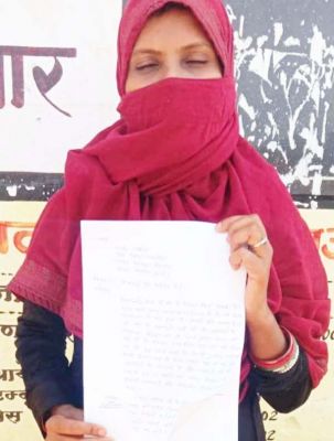 राशन कार्ड बनवाने के लिए भटकती रही महिला, इधर 15 माह तक उसके नाम से होता रहा राशन का उठाव