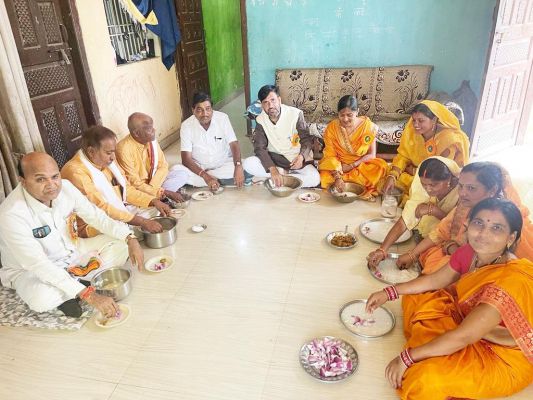 जिपं अध्यक्ष समेत जनप्रतिनिधियों ने खाया बोरे बासी