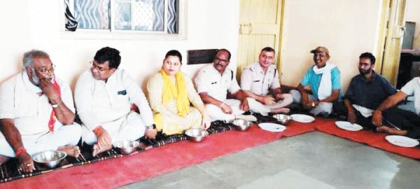 विधायक-महापौर सहित जवानों ने एक साथ थाना परिसर में खाया बोरे बासी  