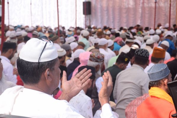 ईद की नमाज में अमन-चैन और खुशियों का पैगाम