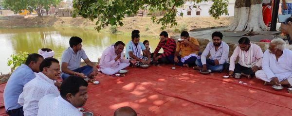 जनपद सदस्य संजय ने सामूहिक रूप से बोरे बासी खाने की व्यवस्था की