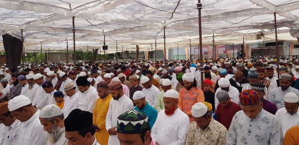 ईद की विशेष नमाज अदा की गई, एक-दूसरे को दी बधाईया...