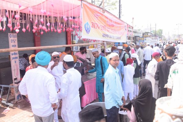 सामाजिक सद्भाव का संदेश लिए सिख समाज ने पिलाया शरबत