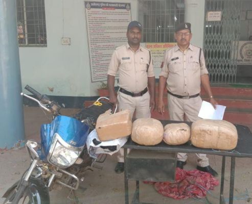 बाइक में 18 किलो गांजा छोडक़र भागे तस्कर