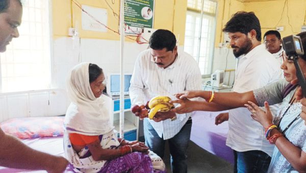  महिला समूह के साथ विधायक संतराम ने मनाया जन्मदिन, अस्पताल में बांटे फल