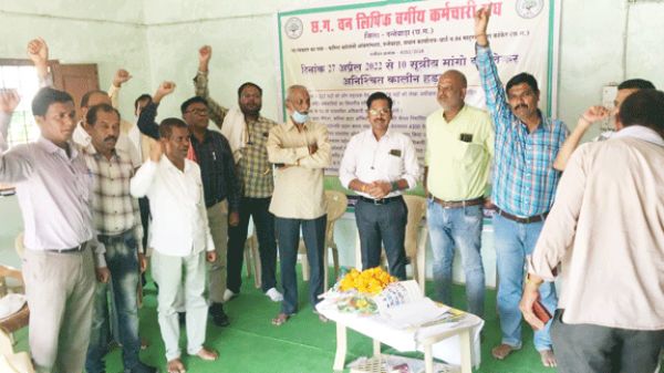 लिपिकों की  हड़ताल जारी
