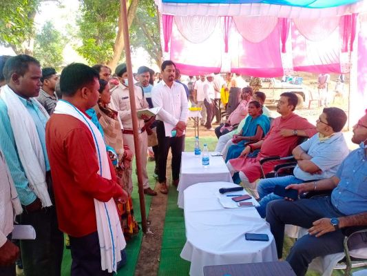 गुणवत्ता विहीन सडक़ निर्माण को लेकर कलेक्टर को सौंपा ज्ञापन