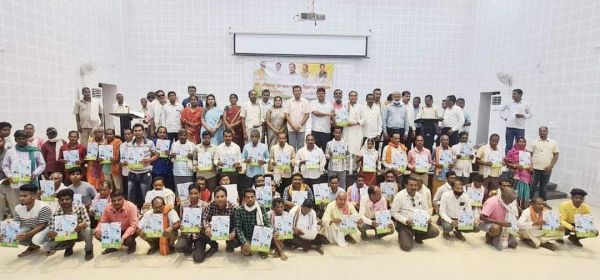 93 को मरकाम के हाथों वन अधिकार पत्र वितरित