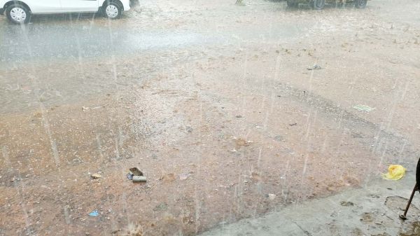  देखें VIDEO :  आंधी-तूफान के साथ बारिश, ओले गिरे