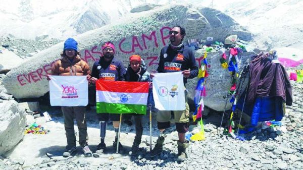 एवरेस्ट बेस कैंप पहुंचे राज्य  के 9 पर्वतारोही, इनमें  4 दिव्यांग, एक ट्रांसजेंडर भी