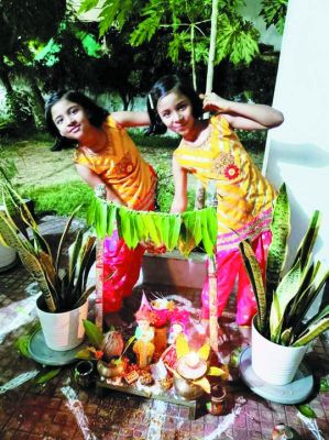 पुतरा-पुतरी की शादी में झूमे बच्चे 