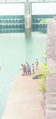 25 फीट ऊंची बैराज से अधेड़ ने लगाई छलांग, गोताखोरों ने निकाला शव