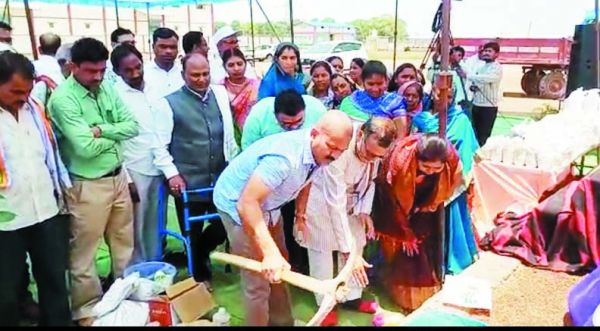 अफसरों ने ग्रामीणों को जैविक  खेती करने का दिलाया संकल्प 